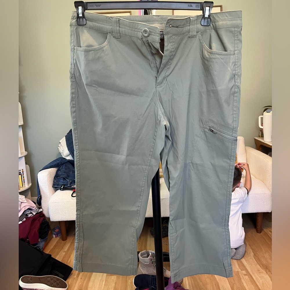 Eddie Bauer Women's Cargo Pants in Sage